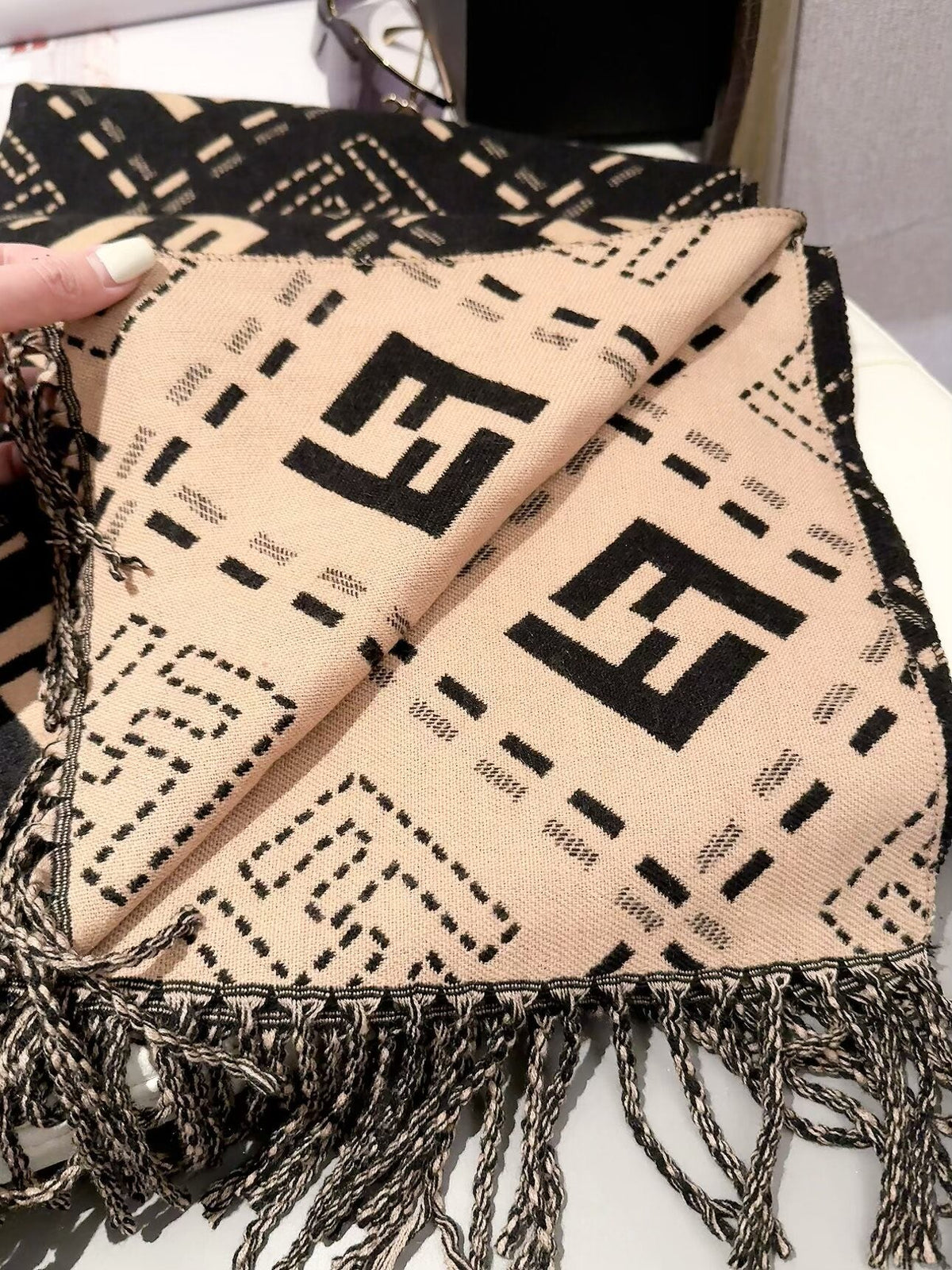 2026 New Geometric Jacquard Cashmere Scarf – Soft Thick Cashmere, Reversible Styling, Multiple Colors