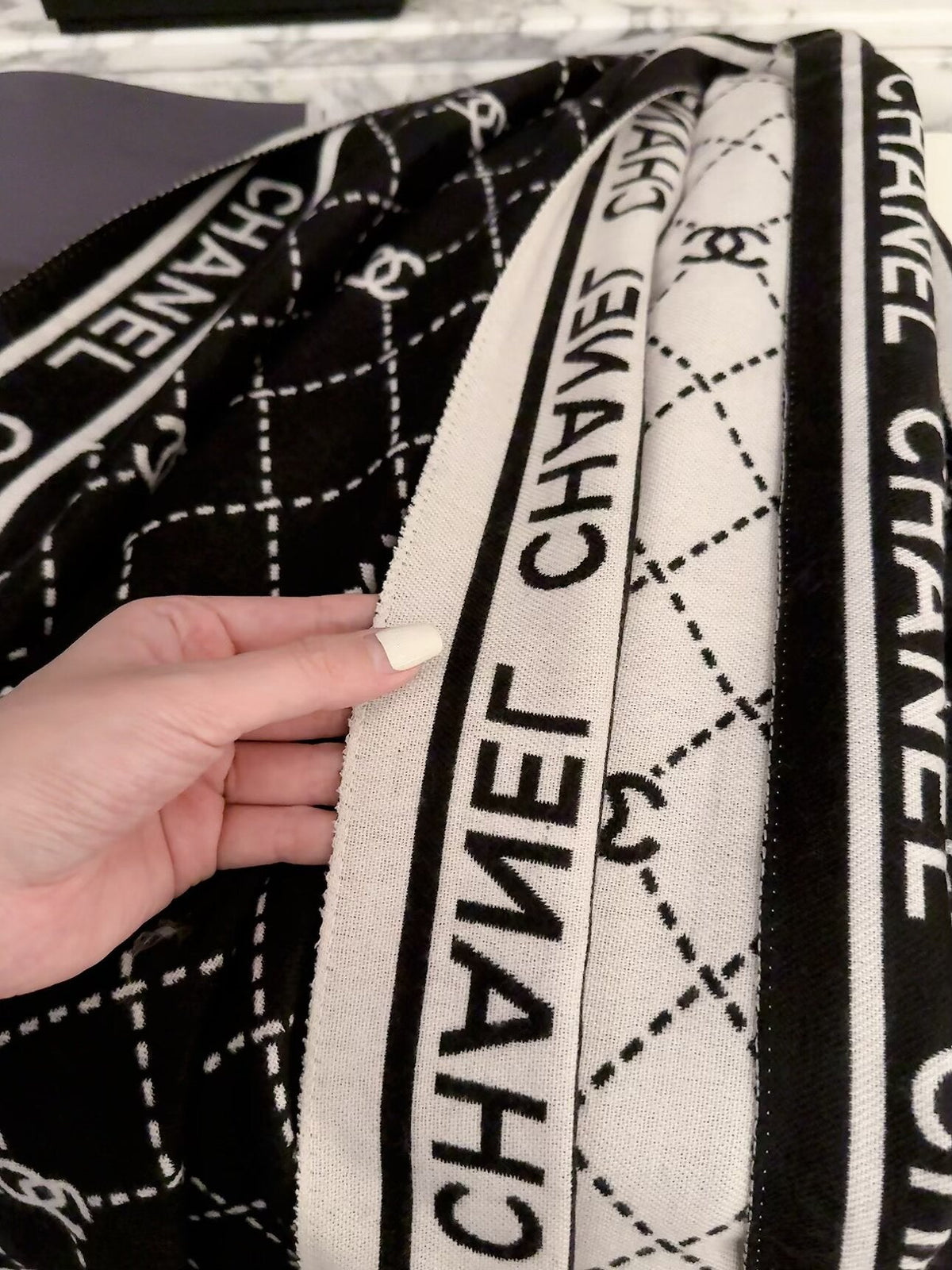✨ 2026 New Diamond Jacquard Cashmere Scarf – Soft, Elegant & Luxurious