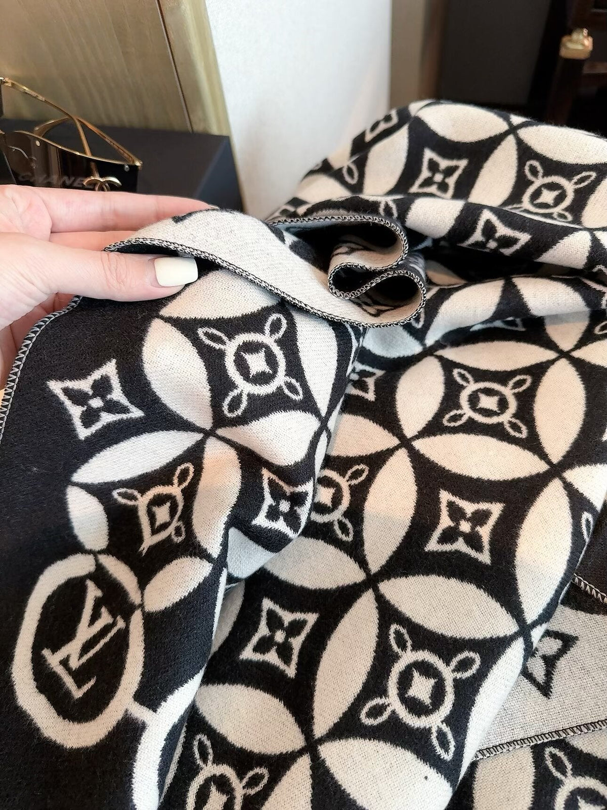 ✨ 2026 New Geometric Circle Jacquard Cashmere Scarf – Vintage Artistic Quiet Luxury